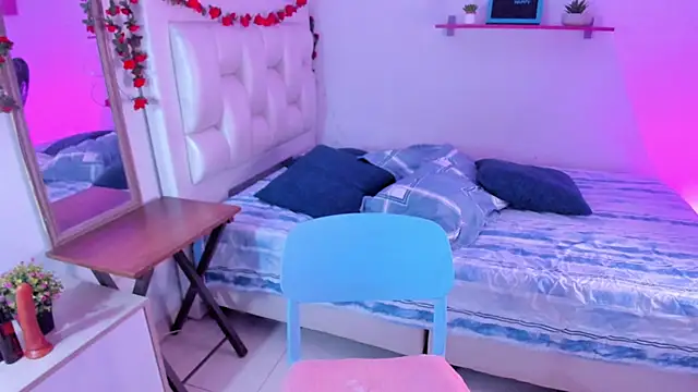 Snapshot of Laaura-Velez chatting on November 2025 01:25:02 PM Laaura-Velez online show from November 2025 01:25:02 PM