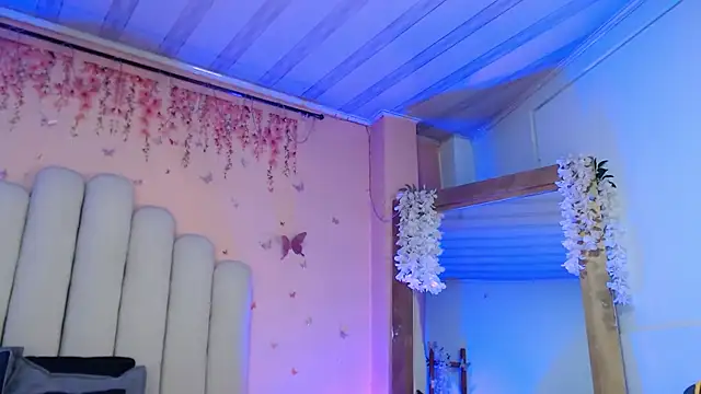 Snapshot of SweetRenata_ chatting on October 2025 11:25:01 AM SweetRenata online show from October 2025 11:25:01 AM