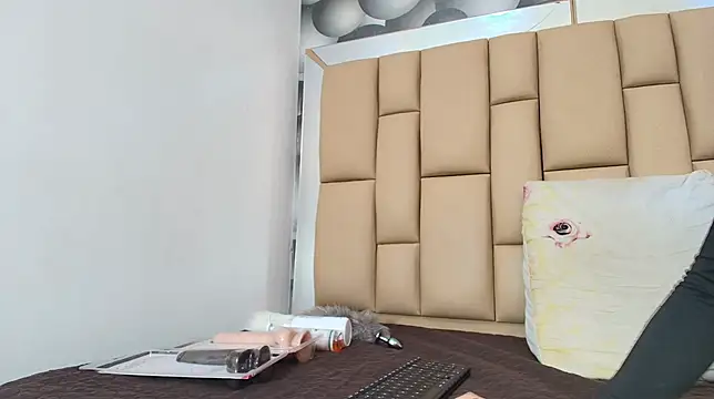 Snapshot of hannah_teehn chatting on November 2025 07:02:02 PM hannah teehn online show from November 2025 07:02:02 PM