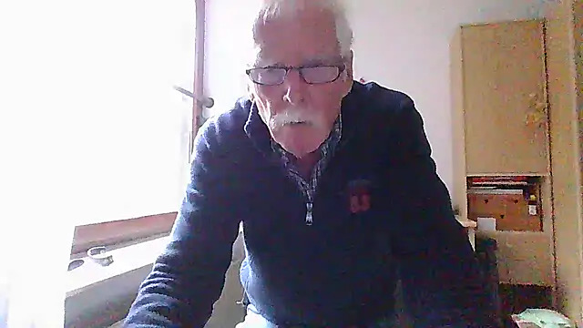 Snapshot of super-snoopy chatting on October 2025 09:26:02 AM super-snoopy online show from October 2025 09:26:02 AM