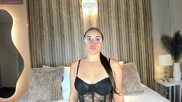 VanneCamiel online show from November 2025 11:43:02 AM