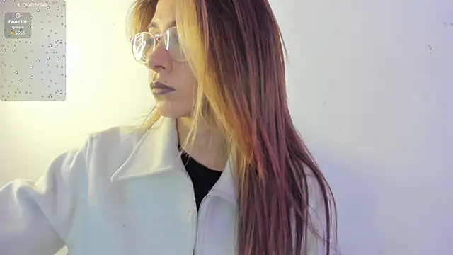 Sara Roades online show from November 2025 10:59:02 PM