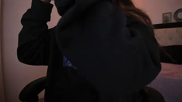 Sara Roades online show from December 2025 07:53:02 PM