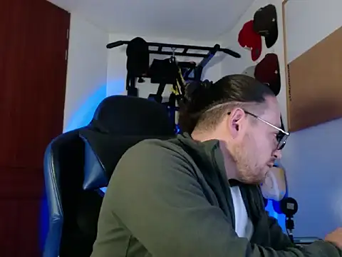 Snapshot of kurt_xx chatting on December 2025 12:43:02 PM kurt xx online show from December 2025 12:43:02 PM