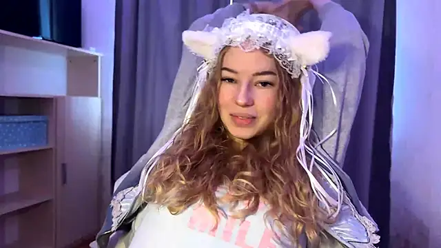 Snapshot of LunaCrave chatting on October 2025 07:27:01 AM LunaCrave online show from October 2025 07:27:01 AM