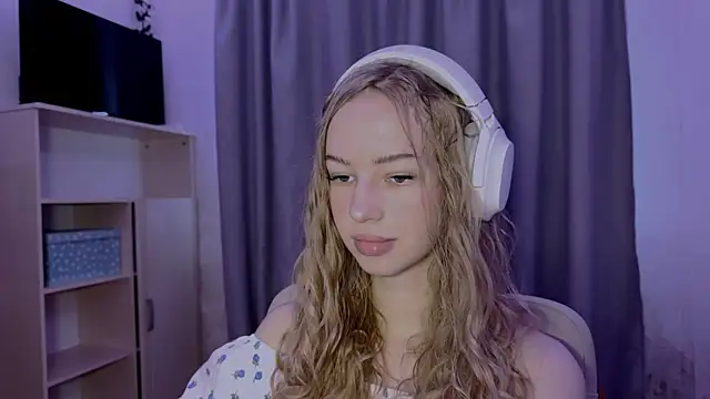 Snapshot of LunaCrave chatting on October 2025 11:56:02 AM LunaCrave online show from October 2025 11:56:02 AM