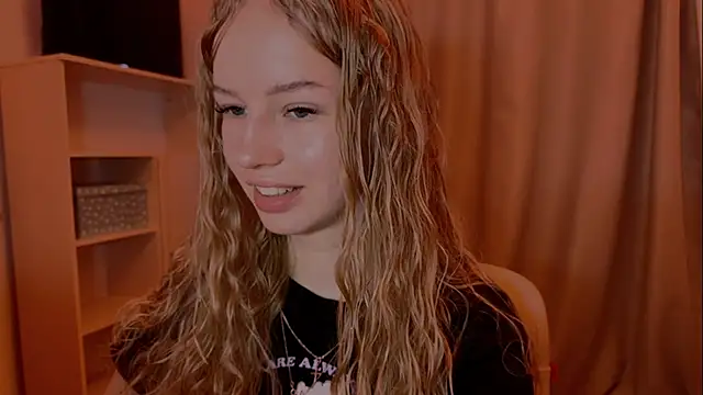 Snapshot of LunaCrave chatting on November 2025 09:09:02 AM LunaCrave online show from November 2025 09:09:02 AM