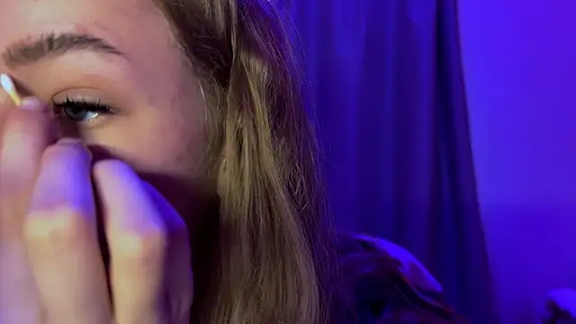 Snapshot of LunaCrave chatting on December 2025 11:08:01 AM LunaCrave online show from December 2025 11:08:01 AM