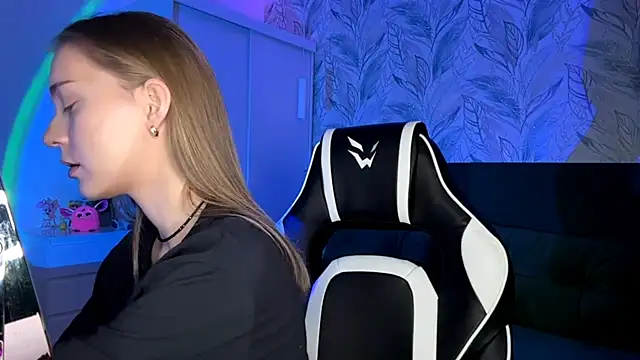 EvaPeace online show from November 2025 05:24:01 PM