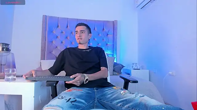 Ethan Boy  online show from October 2025 09:39:01 PM