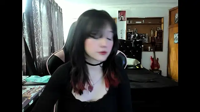 Maki Zein  online show from November 2025 08:33:02 PM