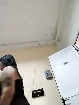 Snapshot of Laikerxxx chatting on November 2025 04:33:02 AM Laikerxxx online show from November 2025 04:33:02 AM