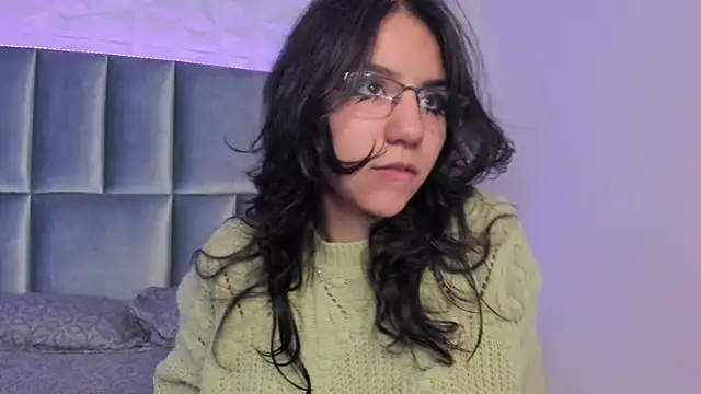 HollyPeach online show from December 2025 02:57:02 PM