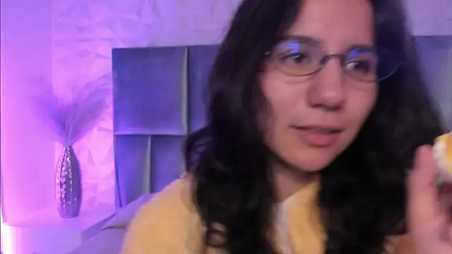 HollyPeach online show from April 2026 07:30:02 PM