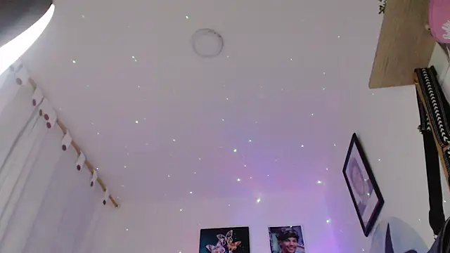 Snapshot of Queen_of_m111lk chatting on December 2025 01:55:02 AM Queen of m111lk online show from December 2025 01:55:02 AM