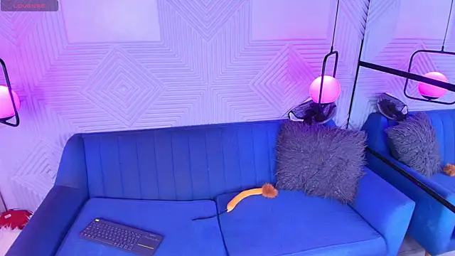 Snapshot of CinnamonHeat chatting on October 2025 11:07:01 AM CinnamonHeat online show from October 2025 11:07:01 AM