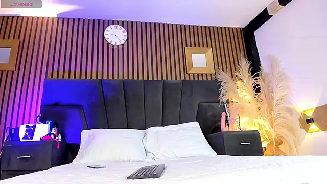 DerryAndIzzy online show from December 2025 05:14:01 AM