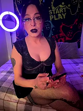 Snapshot of MiniMonroe chatting on November 2025 09:43:01 AM MiniMonroe online show from November 2025 09:43:01 AM