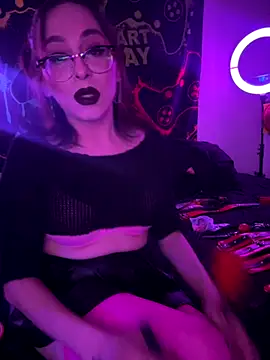 Snapshot of MiniMonroe chatting on November 2025 09:18:02 AM MiniMonroe online show from November 2025 09:18:02 AM