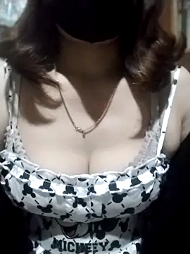 Snapshot of YiyinLy chatting on October 2025 12:05:02 PM YiyinLy online show from October 2025 12:05:02 PM