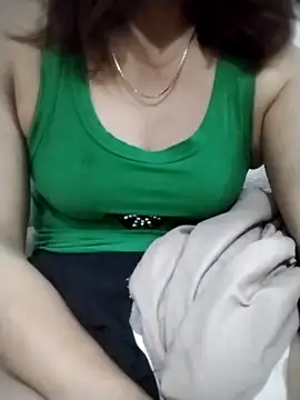 Snapshot of YiyinLy chatting on October 2025 08:38:01 AM YiyinLy online show from October 2025 08:38:01 AM