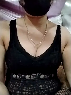 Snapshot of YiyinLy chatting on November 2025 12:07:01 PM YiyinLy online show from November 2025 12:07:01 PM