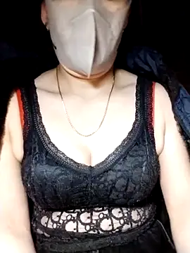 Snapshot of YiyinLy chatting on November 2025 08:20:02 PM YiyinLy online show from November 2025 08:20:02 PM