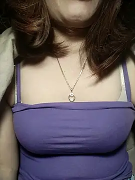 Snapshot of YiyinLy chatting on November 2025 07:24:02 PM YiyinLy online show from November 2025 07:24:02 PM