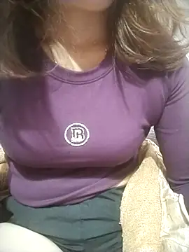 Snapshot of YiyinLy chatting on November 2025 07:54:01 AM YiyinLy online show from November 2025 07:54:01 AM