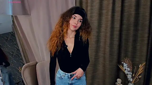 SinaYocum online show from October 2025 06:02:02 AM