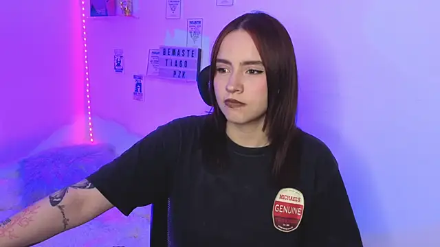 Snapshot of Emily_Lindey chatting on February 2026 01:04:01 AM Emily Lindey online show from February 2026 01:04:01 AM