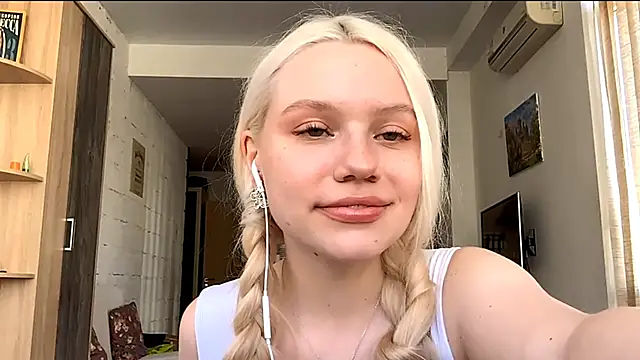 Snapshot of LupeLewitt chatting on October 2025 11:24:01 AM LupeLewitt online show from October 2025 11:24:01 AM