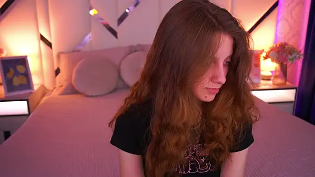 CuteeFoxy online show from May 2026 04:04:02 PM