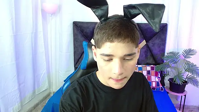 Snapshot of Mattass18 chatting on October 2025 01:34:02 PM Mattass18 online show from October 2025 01:34:02 PM