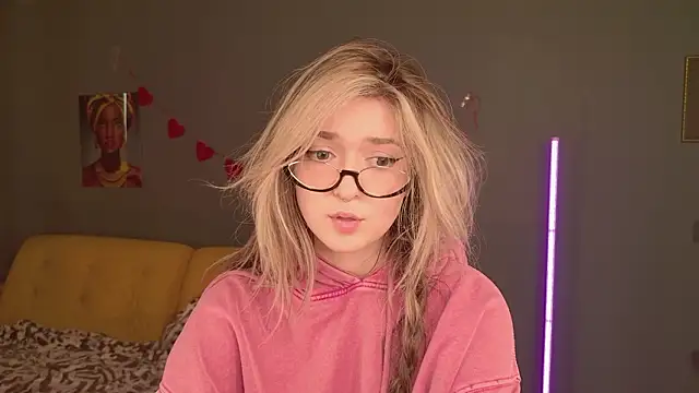 Snapshot of BellaSink chatting on February 2026 07:51:01 AM BellaSink online show from February 2026 07:51:01 AM