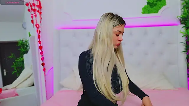 Snapshot of AriannaSins chatting on February 2025 01:14:01 PM AriannaSins online show from February 2025 01:14:01 PM