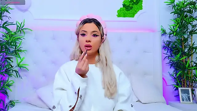 Snapshot of AriannaSins chatting on October 2025 12:33:01 PM AriannaSins online show from October 2025 12:33:01 PM