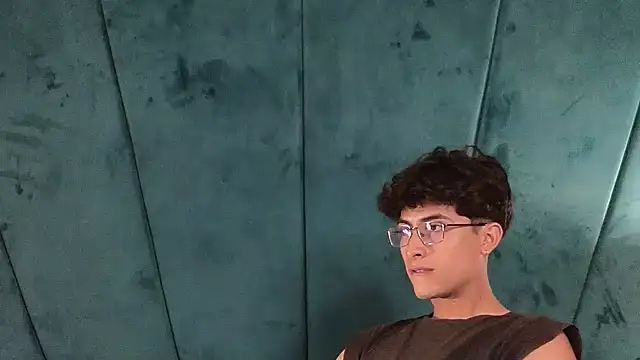 Aaron Eze online show from April 2026 09:26:02 PM