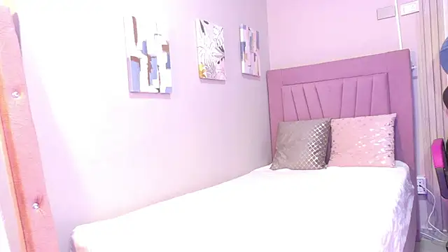 isa taylorr  online show from December 2025 12:12:02 PM