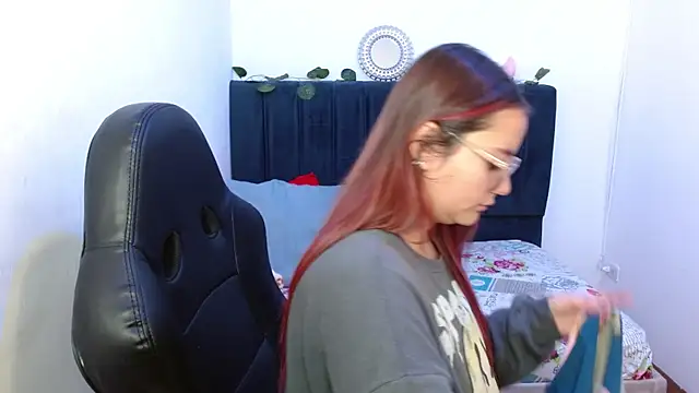 Red Lola  online show from October 2025 12:52:02 PM