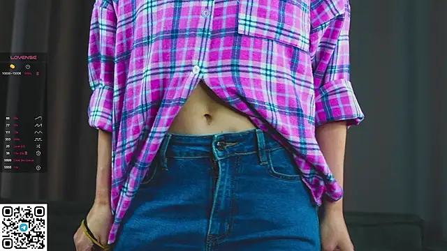 Snapshot of FoxFever chatting on November 2025 07:18:02 AM FoxFever online show from November 2025 07:18:02 AM