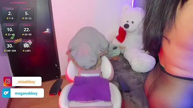 mia  abbey online show from April 2026 11:43:01 PM