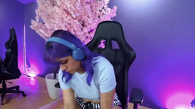 Snapshot of LuanEter chatting on November 2025 12:52:01 PM LuanEter online show from November 2025 12:52:01 PM