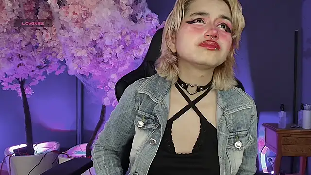 Snapshot of Navier__ chatting on October 2025 09:00:02 PM Navier online show from October 2025 09:00:02 PM