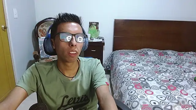 Snapshot of DavTwink3100 chatting on November 2025 02:01:02 AM DavTwink3100 online show from November 2025 02:01:02 AM