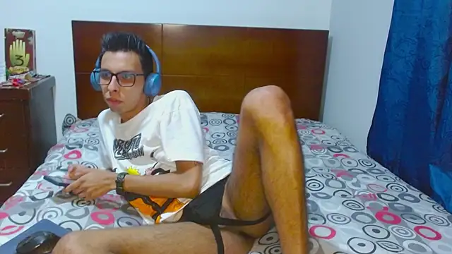 Snapshot of DavTwink3100 chatting on December 2025 02:27:01 AM DavTwink3100 online show from December 2025 02:27:01 AM