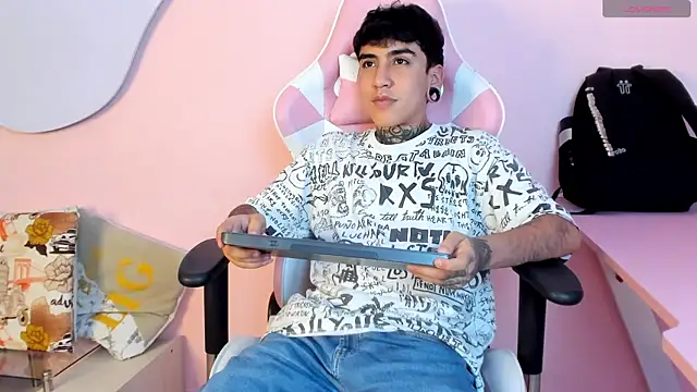 SantiOlsen online show from October 2025 03:34:01 AM