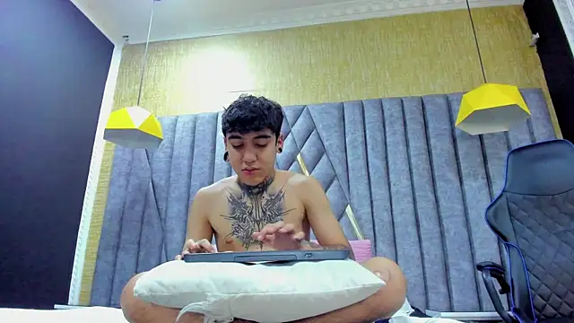 SantiOlsen online show from November 2025 12:15:02 PM