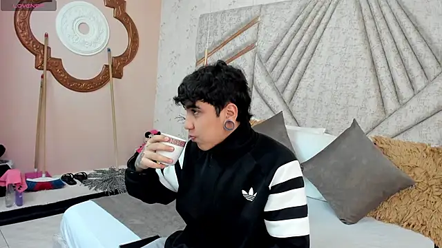 SantiOlsen online show from November 2025 12:05:02 PM