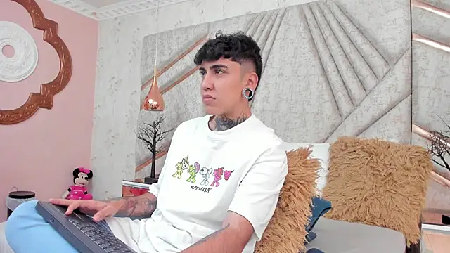 SantiOlsen online show from December 2025 12:14:02 PM